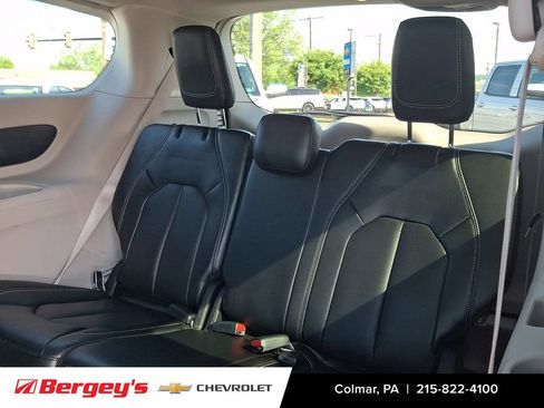 Used 2023 Chrysler Pacifica Touring-L FWD image 12