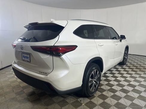 Used 2020 Toyota Highlander XLE AWD/4WD image 7