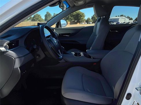 Used 2023 Toyota Venza LE image 21