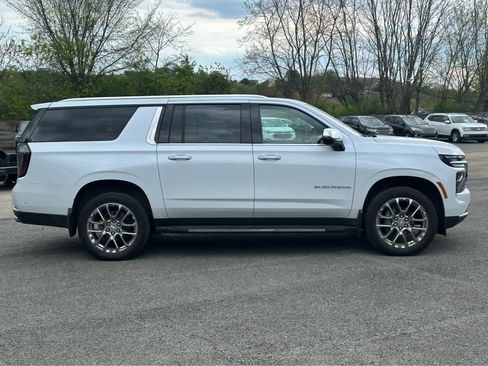 Used 2026 Chevrolet Suburban Premier AWD/4WD image 7