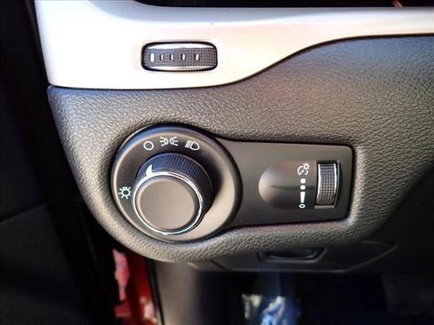 Used 2015 Jeep Cherokee Sport AWD/4WD image 13
