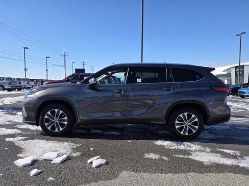 Used 2022 Toyota Highlander XLE image 4