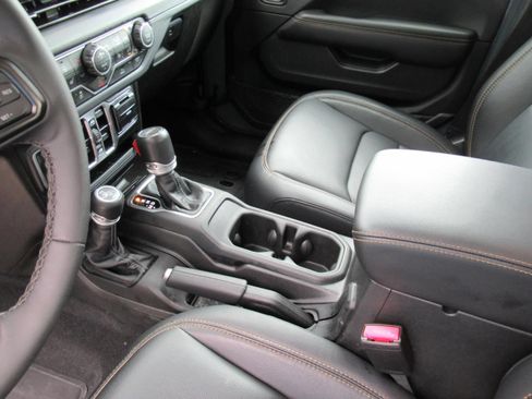 Used 2025 Jeep Gladiator Sport AWD/4WD image 18