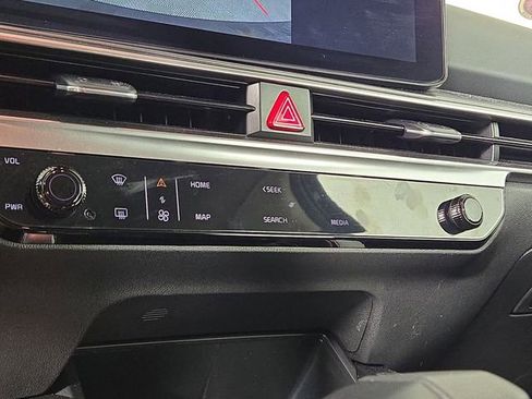 Certified 2025 Kia Sorento LX image 19