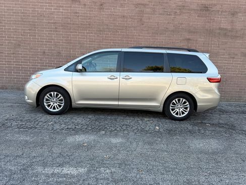 Used 2015 Toyota Sienna XLE Premium image 2