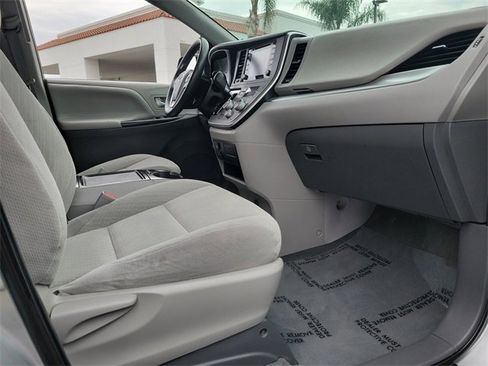 Used 2020 Toyota Sienna LE w/ Carpet Mat Package image 21