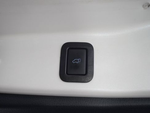 Used 2019 Toyota Highlander XLE AWD/4WD image 11