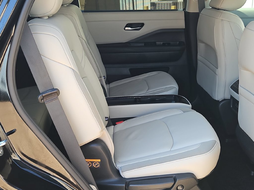 Used 2025 Nissan Pathfinder SL w/ SL Premium Package FWD image 27