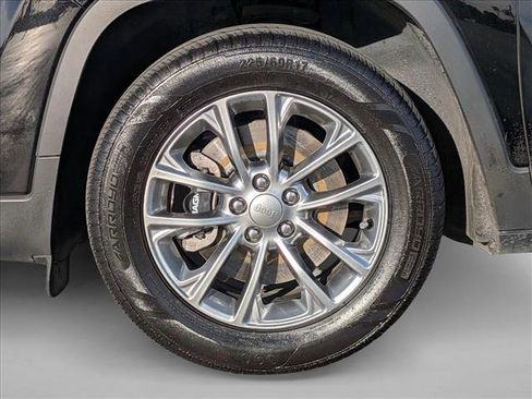 Used 2019 Jeep Cherokee Latitude Plus w/ Comfort/Convenience Group image 22