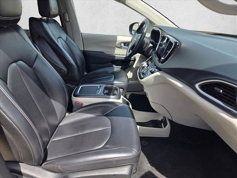 Used 2023 Chrysler Pacifica Touring-L FWD image 19