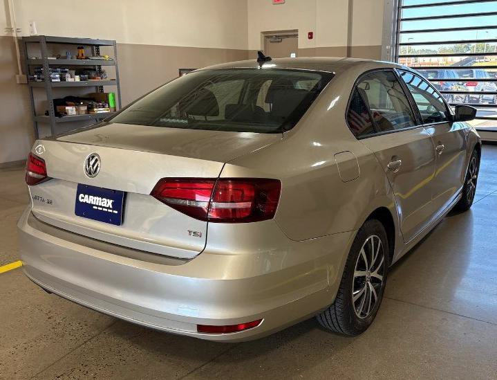 Used 2016 Volkswagen Jetta SE FWD image 2