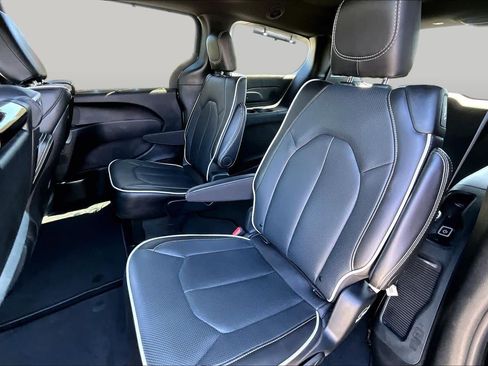 Used 2026 Chrysler Pacifica Limited w/ Uconnect Theater Family Group FWD image 20