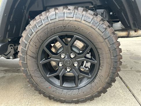 New 2025 Jeep Gladiator Sport image 7