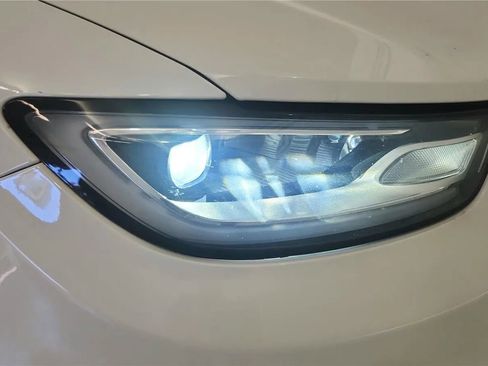 Used 2023 Chrysler Pacifica Touring-L FWD image 14