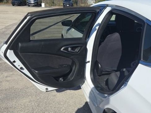 Used 2015 Chrysler 200 Limited w/ Convenience Group image 7