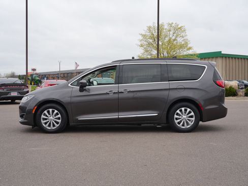 Used 2017 Chrysler Pacifica Touring-L FWD image 6
