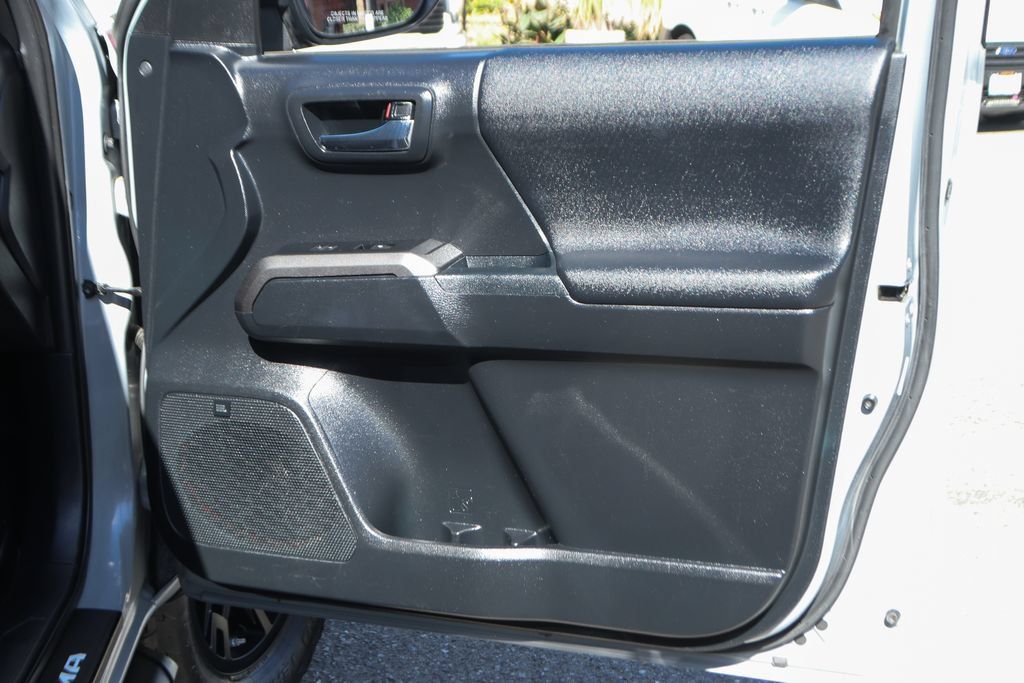 Used 2018 Toyota Tacoma TRD Off-Road AWD/4WD image 35