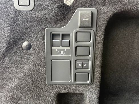 Certified 2025 Land Rover Discovery Dynamic SE AWD/4WD image 38
