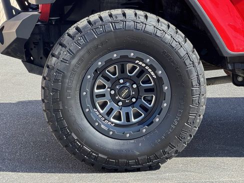 Used 2018 Jeep Wrangler Unlimited Sahara AWD/4WD image 27