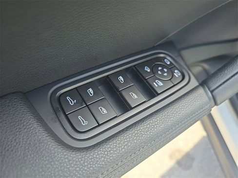 Used 2025 Porsche Cayenne image 25
