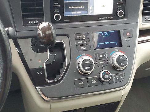 Used 2019 Toyota Sienna XLE Premium image 24