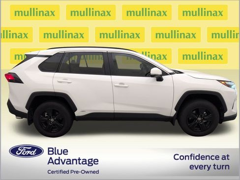 Used 2025 Toyota RAV4 XLE AWD/4WD image 2