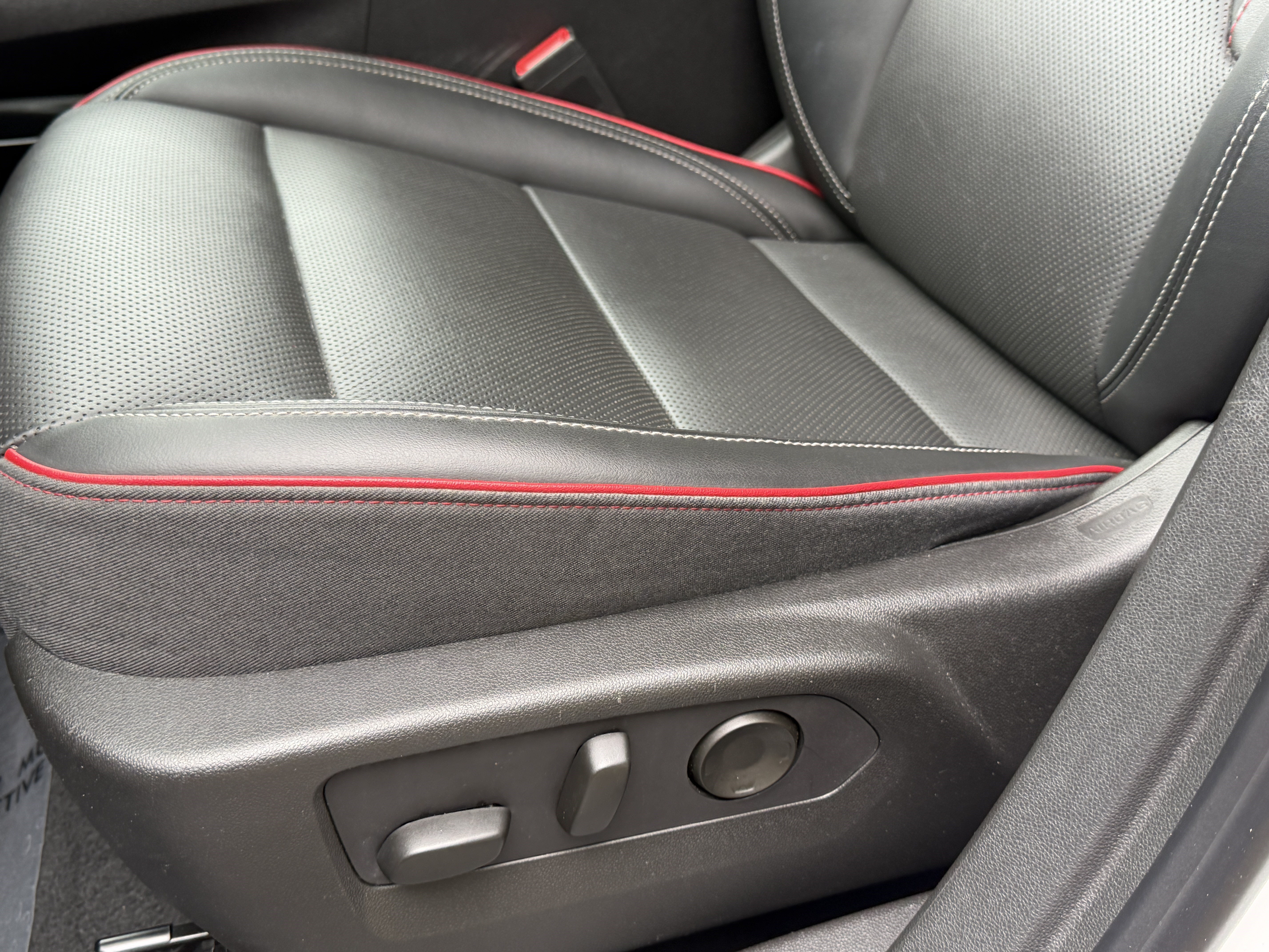 Used 2022 Buick Envision Essence w/ Technology Package I FWD image 14