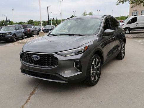Used 2023 Ford Escape Platinum w/ Premium Technology Package AWD/4WD image 2