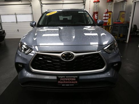 Used 2023 Toyota Highlander XLE AWD/4WD image 2
