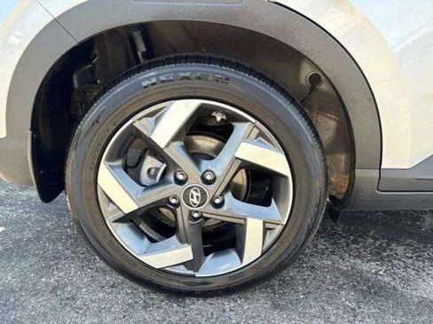 Used 2025 Hyundai Venue SEL FWD image 11