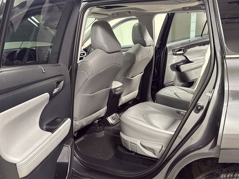 Used 2020 Toyota Highlander XLE image 15