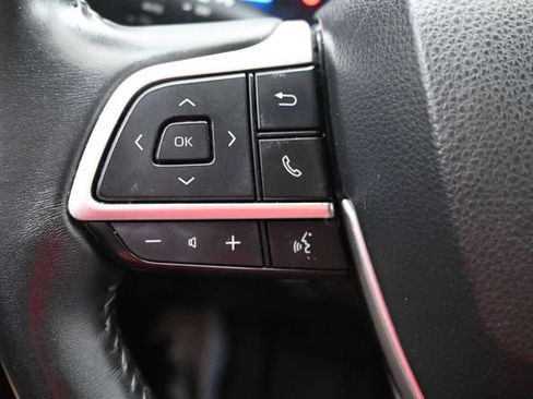 Used 2023 Toyota Highlander XLE AWD/4WD image 11