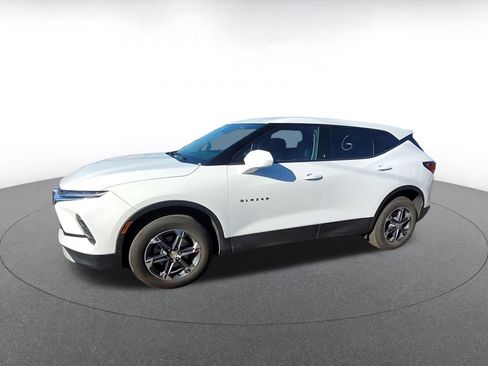 Used 2025 Chevrolet Blazer LT image 3