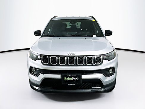 Used 2025 Jeep Compass Latitude AWD/4WD image 2