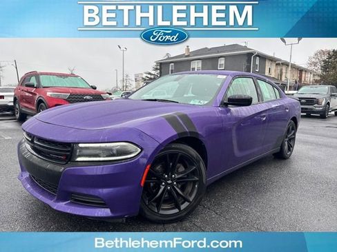 Used 2018 Dodge Charger SXT w/ Blacktop Package image 1