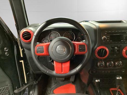 Used 2018 Jeep Wrangler Unlimited Sahara image 12