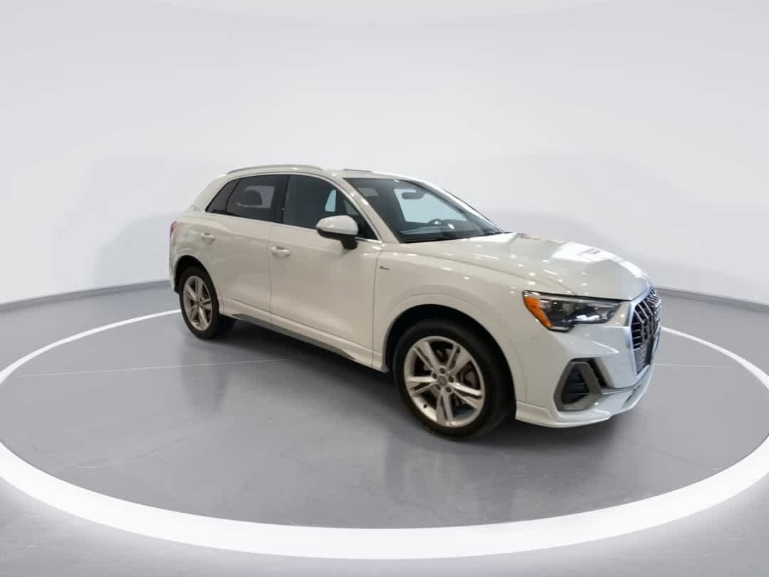 Used 2020 Audi Q3 2.0T Premium w/ Convenience Package AWD/4WD image 2