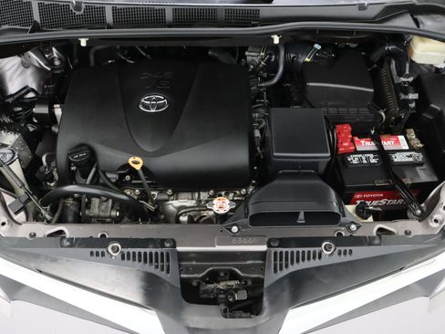 Used 2018 Toyota Sienna LE FWD image 36