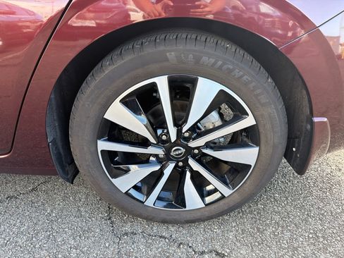 Used 2025 Nissan Sentra SV w/ SV Premium Package image 5