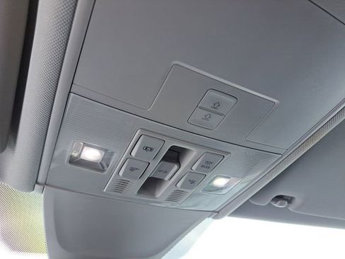 Used 2022 Volkswagen Tiguan SE image 18