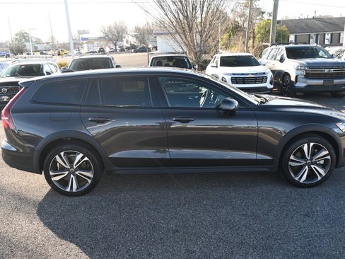 Used 2025 Volvo V60 B5 Cross Country Plus image 15