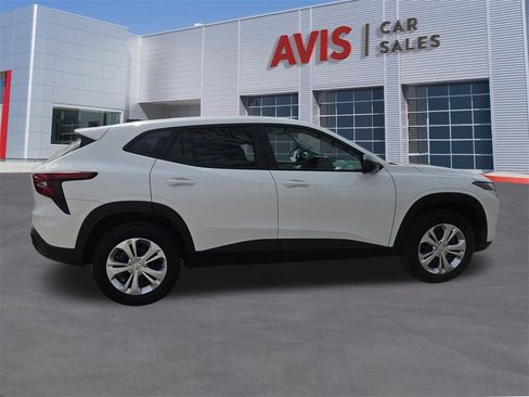 Used 2025 Chevrolet Trax LS image 7