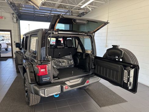 Used 2022 Jeep Wrangler Unlimited Sahara w/ Cold Weather Group image 9