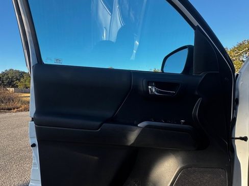 Used 2018 Toyota Tacoma TRD Sport w/ Technology Package image 9