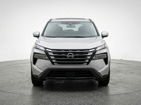 Used 2025 Nissan Rogue SV image 2