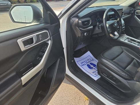 Used 2022 Ford Explorer XLT w/ Equipment Group 202A image 6