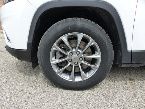 Used 2020 Jeep Cherokee Latitude Plus w/ Comfort/Convenience Group AWD/4WD image 16
