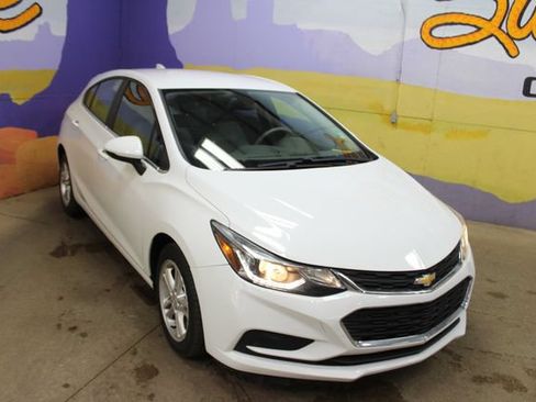 Used 2018 Chevrolet Cruze LT w/ Convenience Package FWD image 2