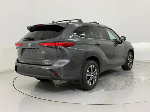 Used 2023 Toyota Highlander XLE image 9