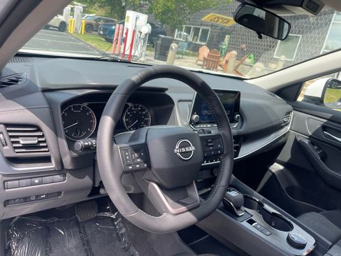 Used 2025 Nissan Rogue SV AWD/4WD image 11